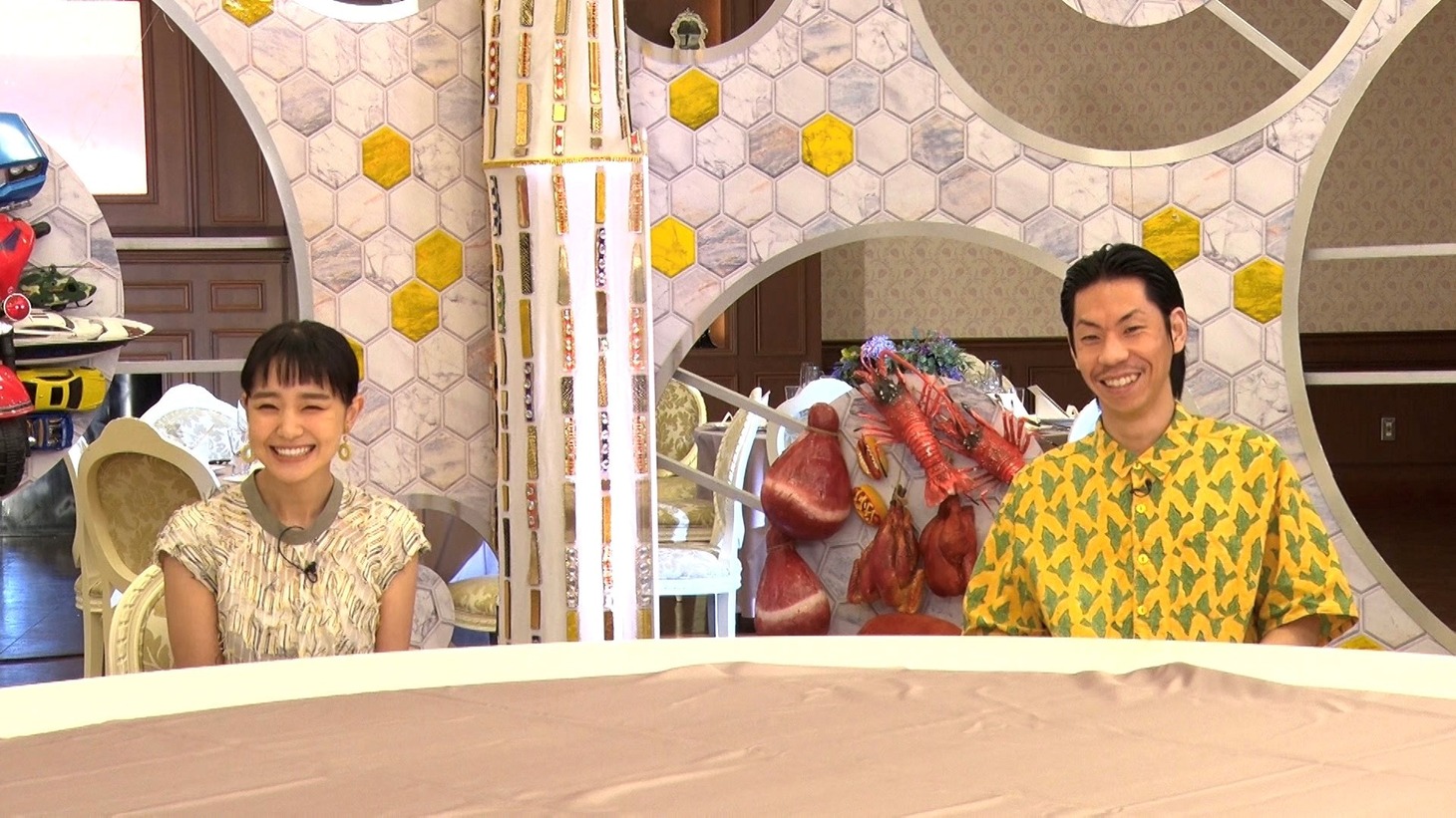 左から奈緒、呂布カルマ 。(c)フジテレビ