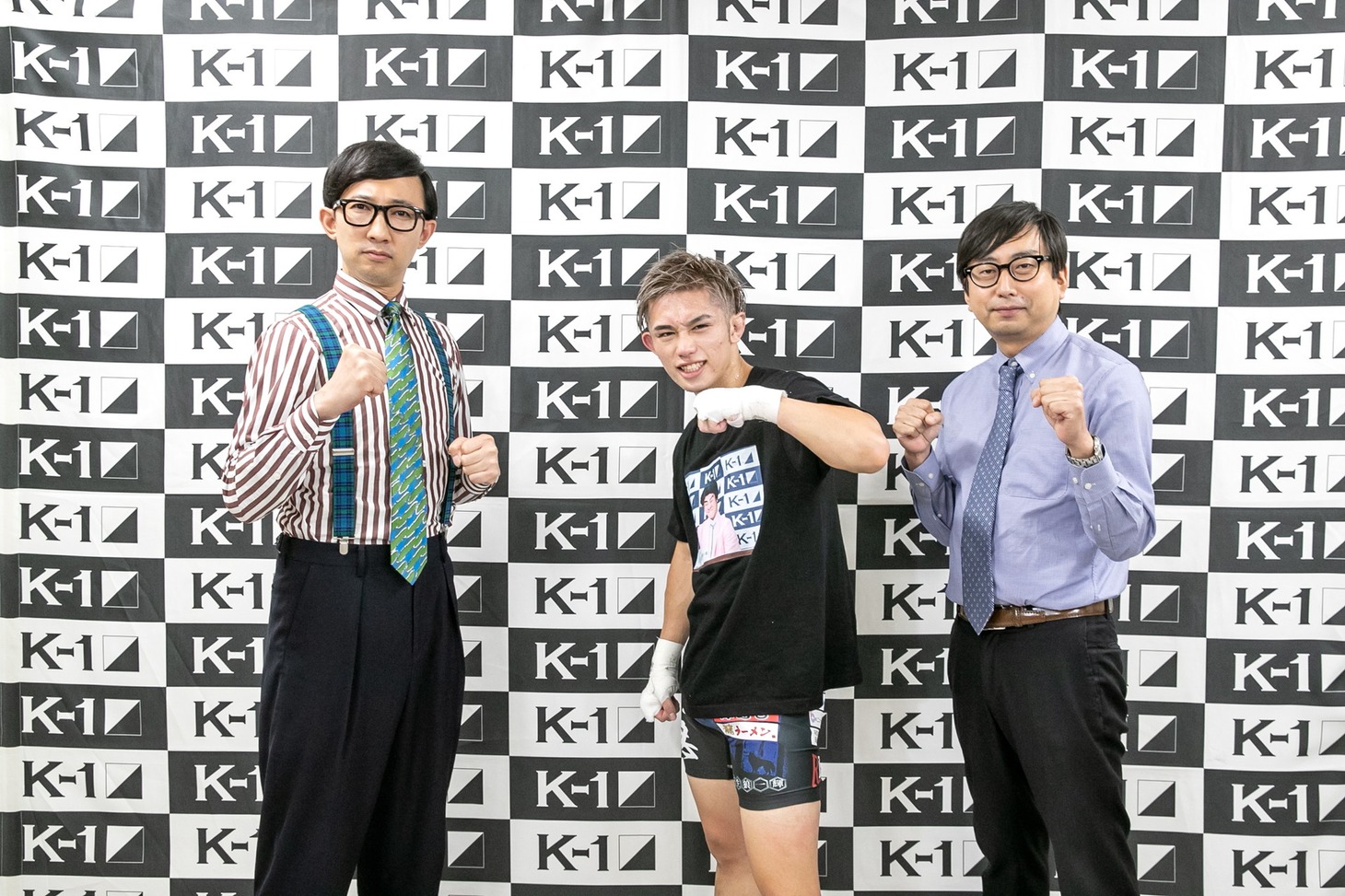 おいでやすこが（両端）と試合に勝利した壬生狼一輝選手（中央）。