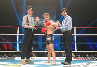 おいでやすこが（両端）と試合に勝利した壬生狼一輝選手（中央）。