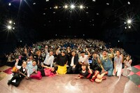 「なるみ・岡村の過ぎるTV」公開収録の出演者たちと会場の番組ファン。(c)ABCテレビ