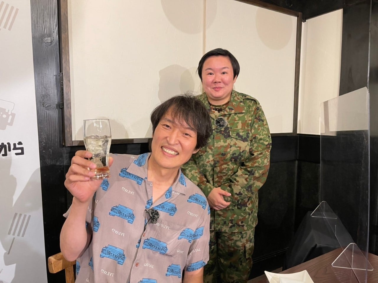 「千原ジュニアのヘベレケ」で共演する千原ジュニアとやす子（後方）。(c)東海テレビ