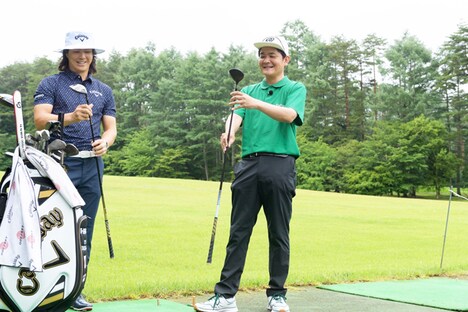 左から石川遼、千鳥ノブ。(c)フジテレビ
