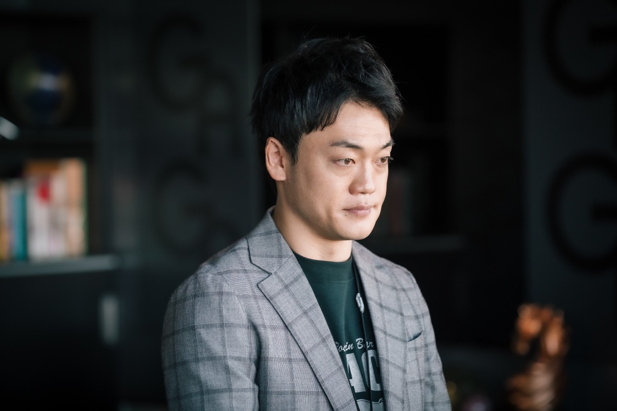 「火曜ドラマ『ユニコーンに乗って』」に出演する、おばたのお兄さん。(c)TBS
