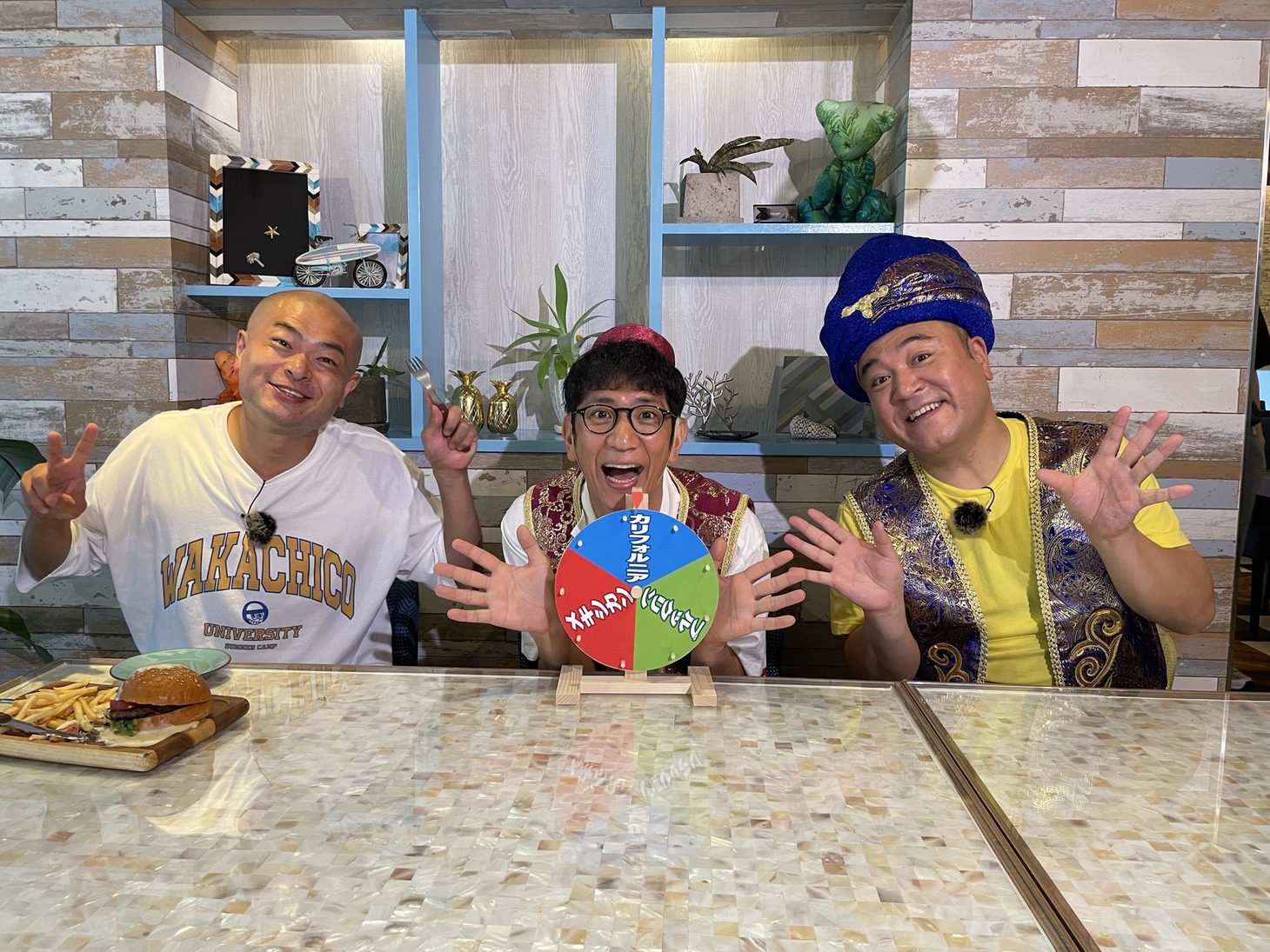 左からあばれる君、アンタッチャブル。(c)東海テレビ