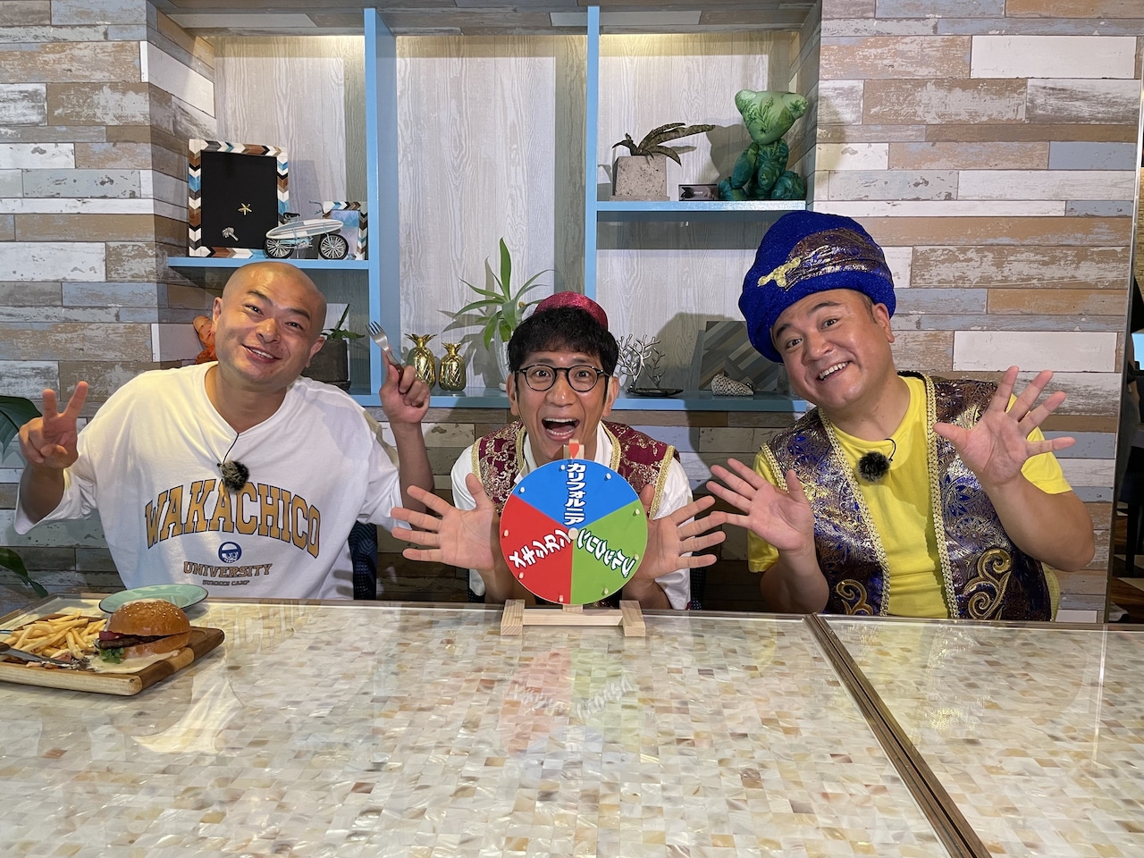 左からあばれる君、アンタッチャブル。(c)東海テレビ