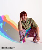 「ワンポイントシャツ」カーキと「柄イージーパンツ」。