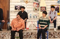 空気階段と、（後列左から）アルコ＆ピース酒井、タイムマシーン3号・山本。(c)フジテレビ