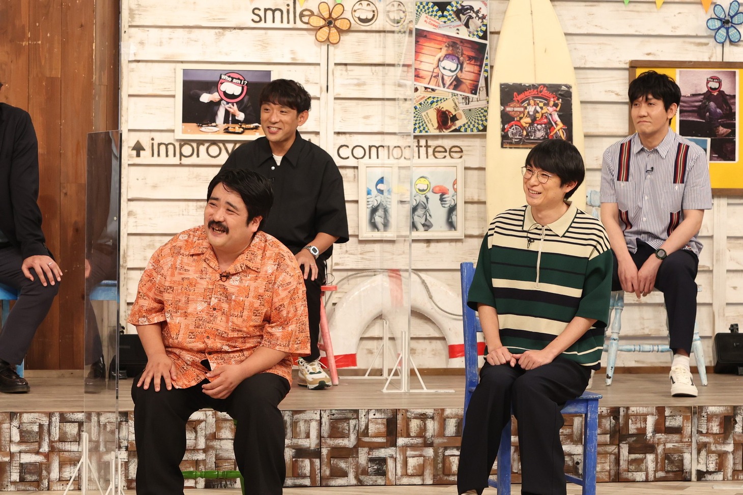 空気階段と、（後列左から）アルコ＆ピース酒井、タイムマシーン3号・山本。(c)フジテレビ