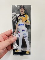 台紙には、真剣な表情で投球する高岸の表情が。