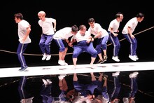 「大縄跳びレンチャン」で大縄跳びに挑む（左から）サバンナ八木、お見送り芸人しんいち、パンサー尾形、ネルソンズ・和田まんじゅう、小島よしお、インディアンス。(c)フジテレビ