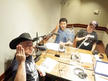 「AuDee presents 逆襲ザコシのチョゲチョゲPARK SEASON2」スタジオ収録風景。左から、ハリウッドザコシショウ、桐野安生、ゆっくんちゃん。