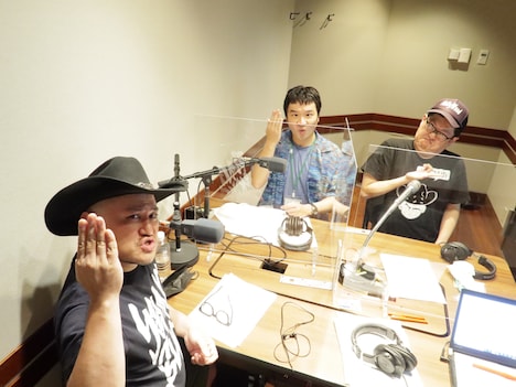 「AuDee presents 逆襲ザコシのチョゲチョゲPARK SEASON2」スタジオ収録風景。左から、ハリウッドザコシショウ、桐野安生、ゆっくんちゃん。