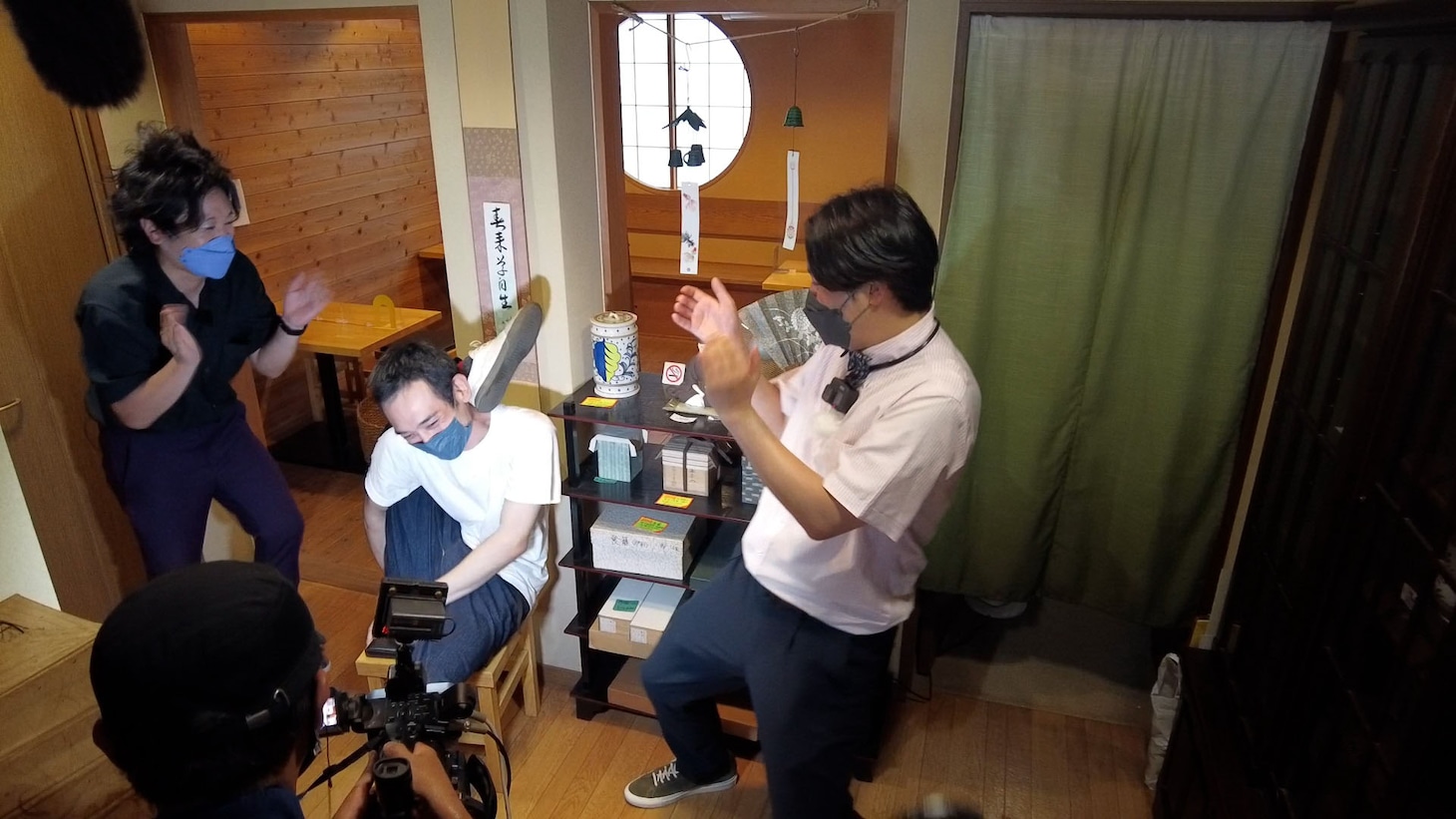 「ふるさと納芸～故郷にひとつだけの漫才～」のワンシーン。
