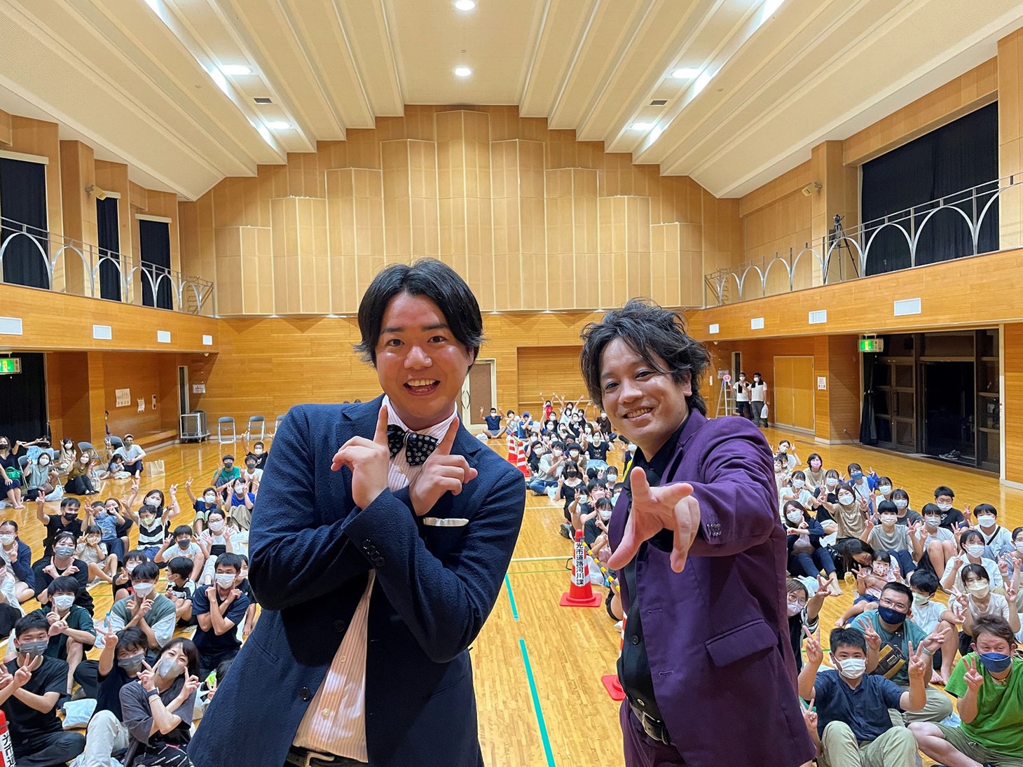 地元オリジナル漫才を披露するぺこぱ。