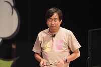 ファンの要望に応えてメガネを取るおいでやす小田。