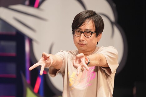 ファンの要望に応えてギャルピースをするおいでやす小田。