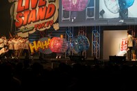 バブル相撲で対決する天才ピアニストますみと相席スタート・ケイ。