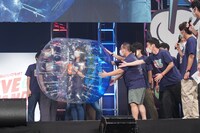 バブルの中に入り、なかなか立てない相席スタート・ケイ。