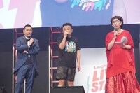 パフォーマンスの時間がなくなったとろサーモン久保田（中央）。