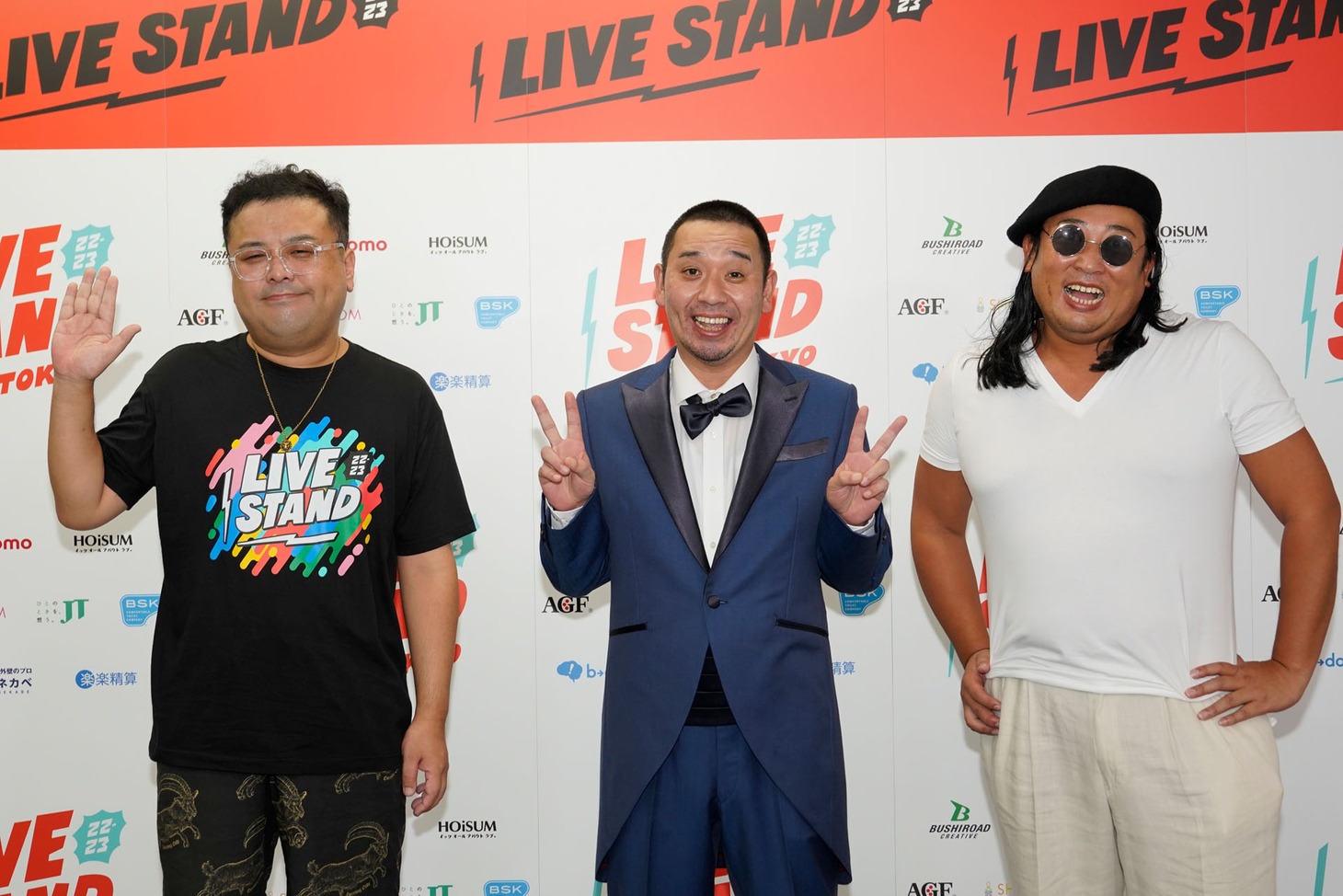 囲み取材に応じた（左から）とろサーモン久保田、千鳥・大悟、リュージことロバート秋山。