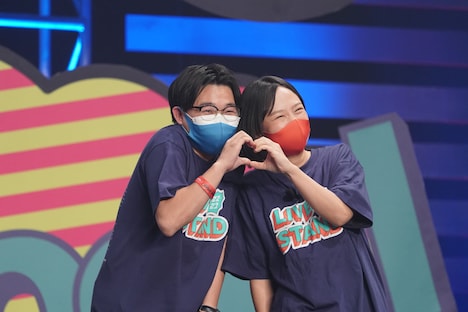 手でハートマークを作るオズワルド伊藤（左）と蛙亭イワクラ（右）。