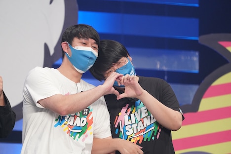 手でハートマークを作るオズワルド畠中（左）と蛙亭・中野（右）。