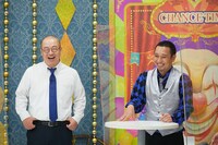 療養中の千鳥ノブの代打として審査員を務める「ミスターチャンスの時間」ことルシファー吉岡（左）。