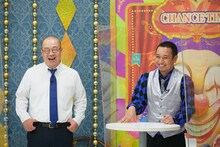 療養中の千鳥ノブの代打として審査員を務める「ミスターチャンスの時間」ことルシファー吉岡（左）。