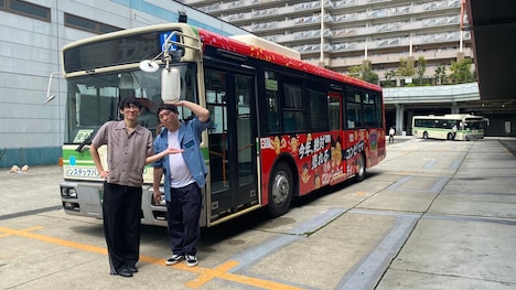 ロングコートダディラッピングバスとロングコートダディ。