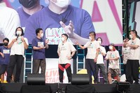 笑い飯・哲夫、ダイアン・ユースケ、藤崎マーケット田崎の3人の“ガチ”な人気を会場の拍手で調べようという場面。