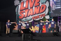 対決で負けたかま天マーケットチームが互いに誰が足を引っ張ったか、指をさす様子。