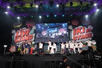 両チーム入り乱れて誰が足を引っ張ったのか指をさしあう様子。