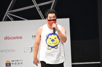 タカ軍団を率いるタカアンドトシ・タカ。