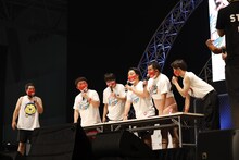 タカ軍団の（左から）タカアンドトシ・タカ、初恋タロー、ライス関町、ジャングルポケット斉藤、とにかく明るい安村、はんにゃ金田。