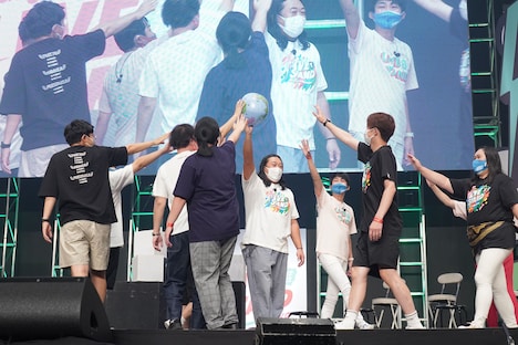 ロバート秋山が持ち込んだ「イイダ」に挑戦する芸人たち。