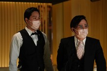 きつね扮するキャバクラの店長とボーイ。(c)NHK