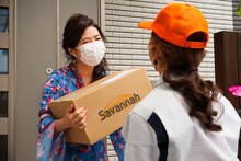 シルク扮する届け先の客。(c)NHK