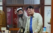 海原はるかと烏川耕一扮する好み焼き屋の常連客。(c)NHK