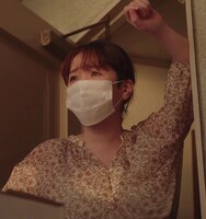 隅田美保扮する届け先の客。(c)NHK