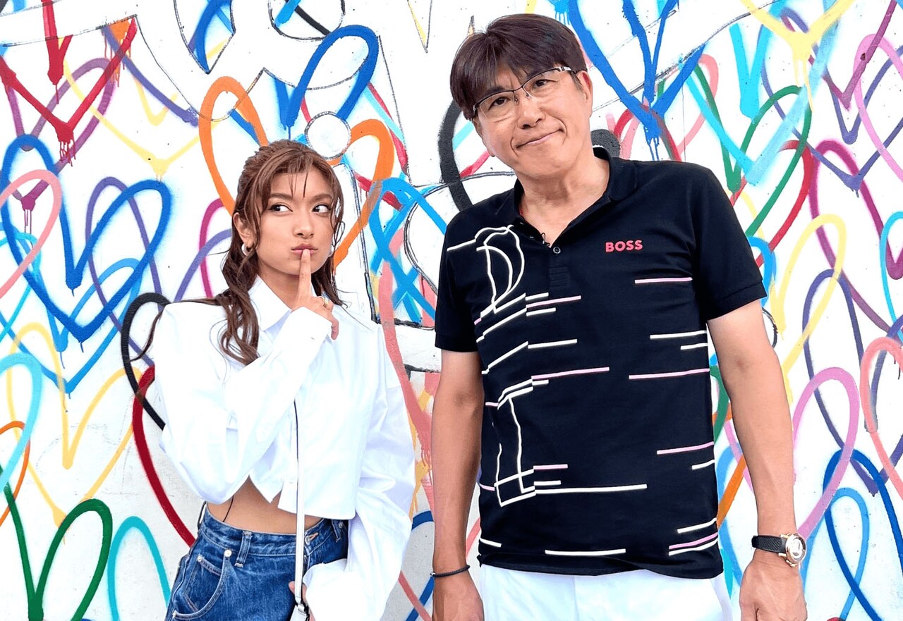 ローラ（左）と石橋貴明。