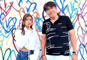 ローラ(左)と石橋貴明。