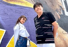 ローラ（左）と石橋貴明。