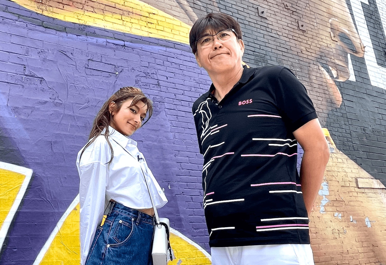ローラ（左）と石橋貴明。