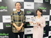 左からアンガールズ田中、「建築模型展 -文化と思考の変遷-」キュレーター・近藤以久恵氏。