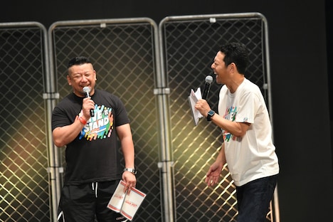 「One Night Stand 2022」MCのケンドーコバヤシと東野幸治。