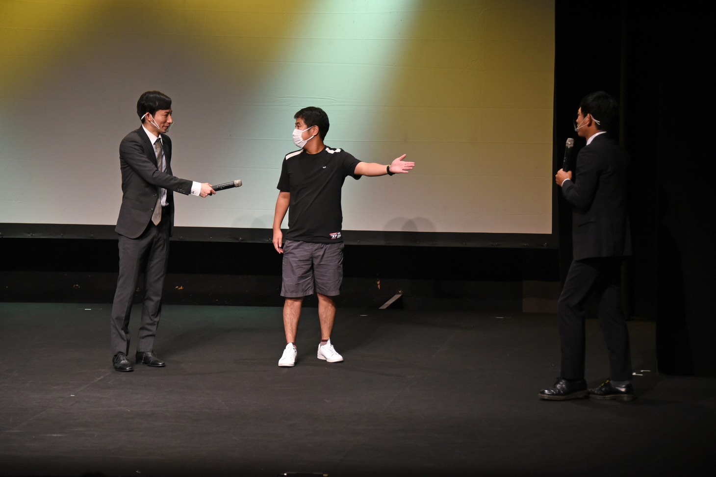 会場に駆け付けたウエストランド井口（中央）。