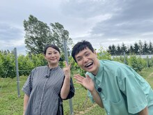 左から友近、もう中学生。(c)HBC