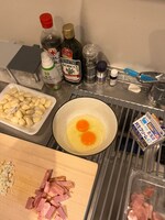 カルボナーラピザの材料。
