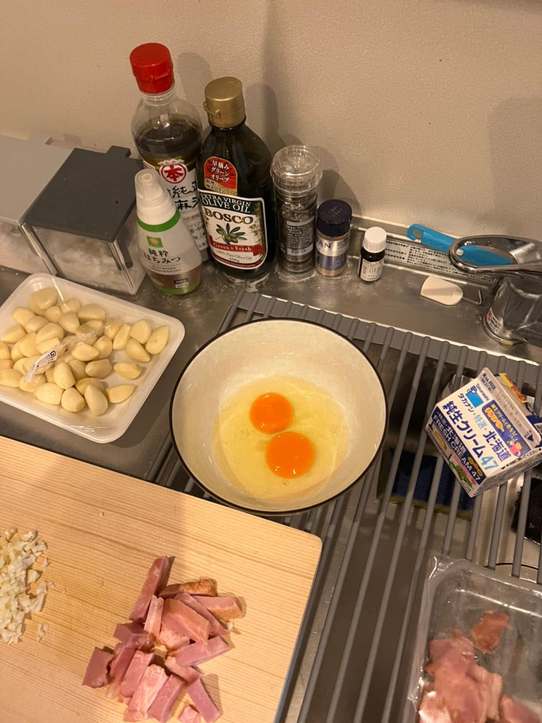 カルボナーラピザの材料。