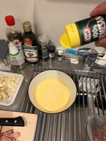 生クリームと卵黄を混ぜたものに、粉チーズを加える。